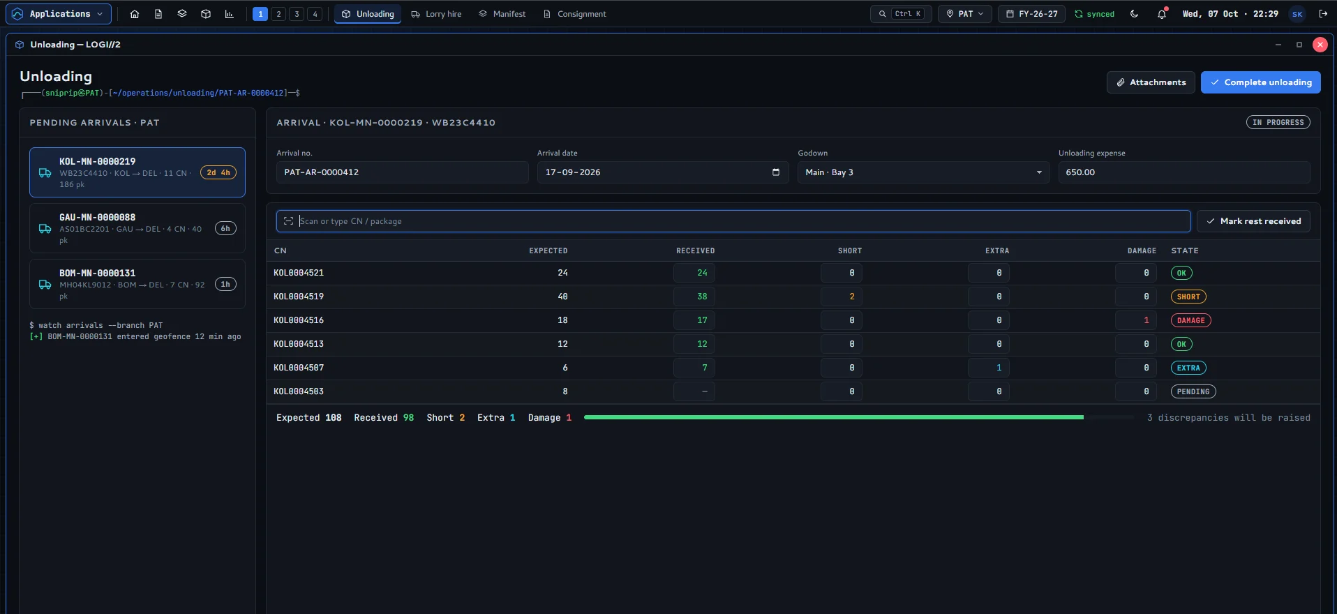 Unloading screen: pending arrivals and a count table with expected, received, short, extra and damage columns